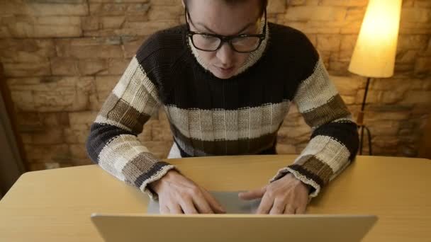 Stressato giovane uomo cercando arrabbiato e in rabbia durante l'utilizzo del computer portatile — Video Stock