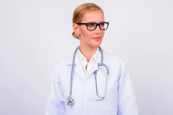 Studio Skott Vacker Blond Kvinna Läkare Mot Vit Bakgrund — Stockfoto