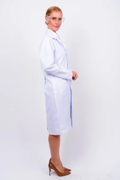 Studio Záběr Krásné Blondýny Žena Lékař Jako Vědec Ochrannými Brýlemi — Stock fotografie