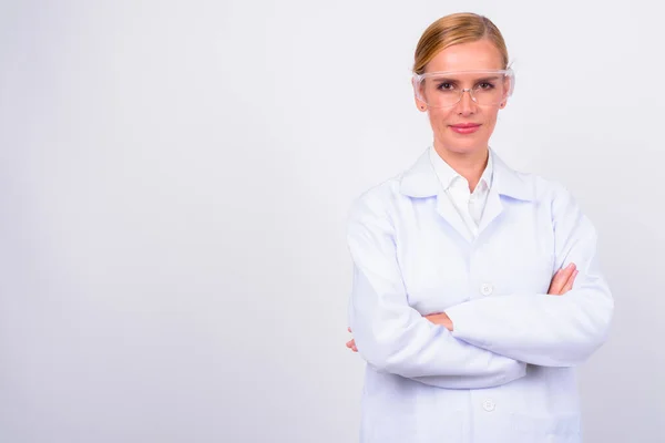 Studio Skott Vacker Blond Kvinna Läkare Som Forskare Med Skyddsglasögon — Stockfoto