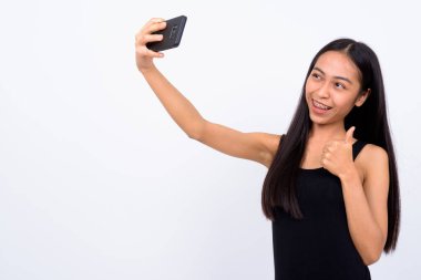 Mutlu genç, güzel Asyalı kadın selfie çekiyor.