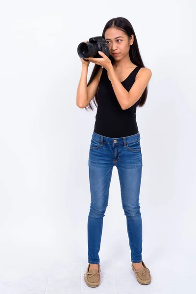 Teljes test lövés a fiatal ázsiai nő fényképezőgéppel — Stock Fotó