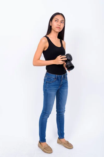 Full body shot van jong aziatisch vrouw met camera — Stockfoto