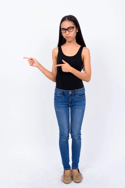 Colpo pieno del corpo della giovane donna nerd asiatica che punta il dito — Foto Stock