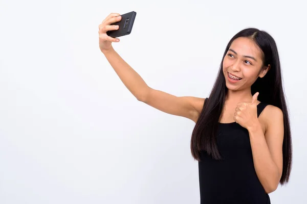 Glad ung vacker asiatisk kvinna som tar selfie — Stockfoto