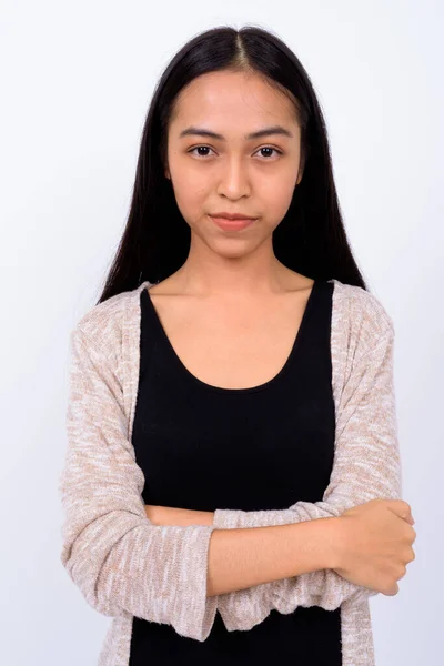Retrato de jovem bela mulher asiática com braços cruzados — Fotografia de Stock