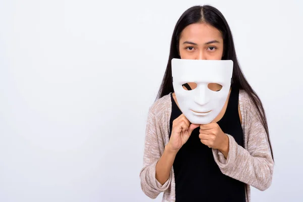 Ritratto di giovane bella donna asiatica con maschera — Foto Stock
