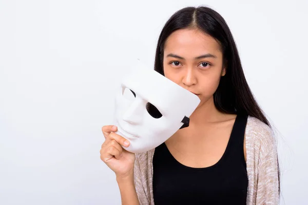 Portré fiatal gyönyörű ázsiai nő maszkkal — Stock Fotó