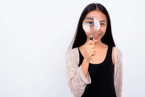 Ritratto di giovane bella donna asiatica con lente d'ingrandimento — Foto Stock