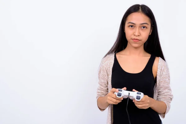 Retrato de jovem bela mulher asiática jogando jogos — Fotografia de Stock