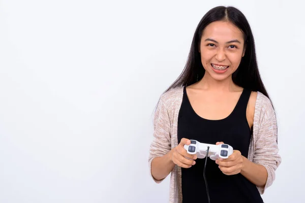 Retrato de feliz jovem bela mulher asiática jogando jogos — Fotografia de Stock