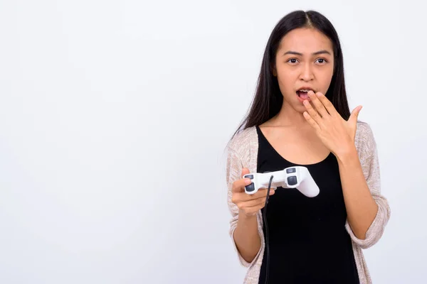 Retrato de jovem ásia mulher jogar jogos e olhando chocado — Fotografia de Stock