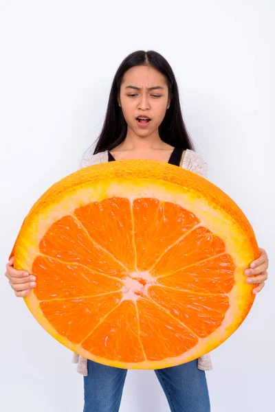 Ritratto di giovane donna asiatica con cuscino arancione — Foto Stock