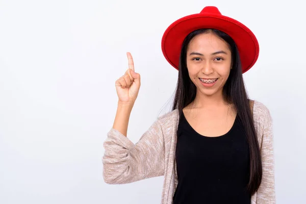 Jong mooi aziatisch vrouw tegen wit achtergrond — Stockfoto