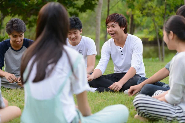 Glad ung grupp vänner som har roligt tillsammans i parken — Stockfoto