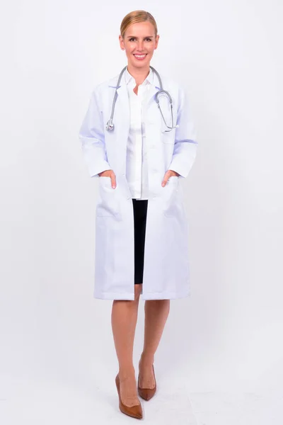 Studio Shot Του Όμορφη Ξανθιά Γυναίκα Γιατρός Λευκό Φόντο — Φωτογραφία Αρχείου