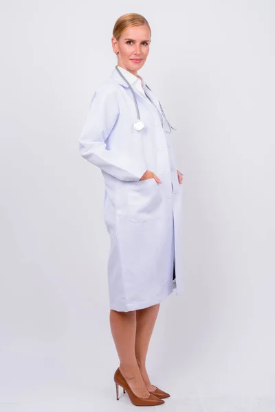 Studioaufnahme Der Schönen Blonden Ärztin Vor Weißem Hintergrund — Stockfoto