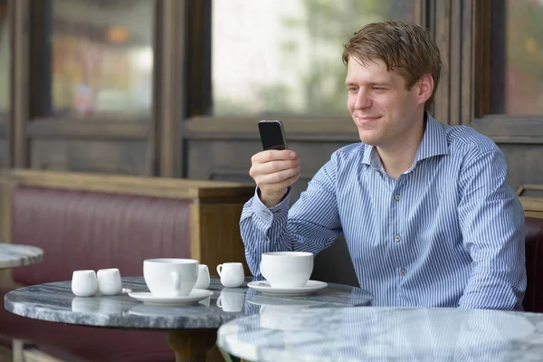 Portret Van Jonge Knappe Blonde Zakenman Ontspannen Coffeeshop Buiten — Stockfoto