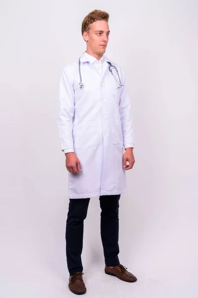 Estúdio Tiro Jovem Bonito Escandinavo Homem Médico Com Cabelo Louro — Fotografia de Stock