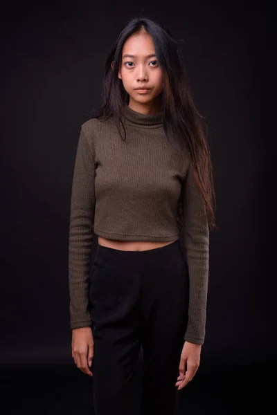 Studio Zdjęcie Młodej Pięknej Azjatki Noszącej Sweter Czarnym Tle — Zdjęcie stockowe