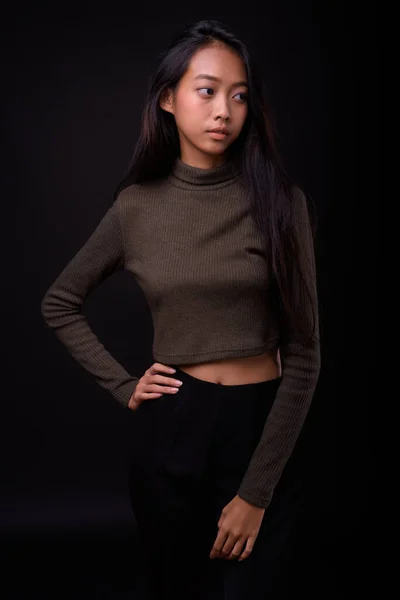 Studio Shot Van Jong Mooi Aziatisch Vrouw Dragen Coltrui Tegen — Stockfoto