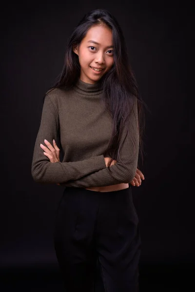 Estudio Disparo Joven Hermosa Mujer Asiática Con Jersey Cuello Alto —  Fotos de Stock