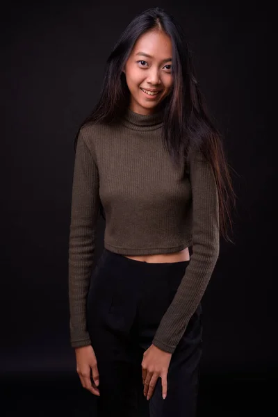 Studio Záběr Mladé Krásné Asijské Ženy Sobě Rolák Svetr Proti — Stock fotografie