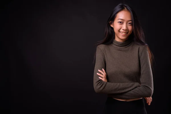 Studio Skott Ung Vacker Asiatisk Kvinna Bär Polotröja Mot Svart — Stockfoto