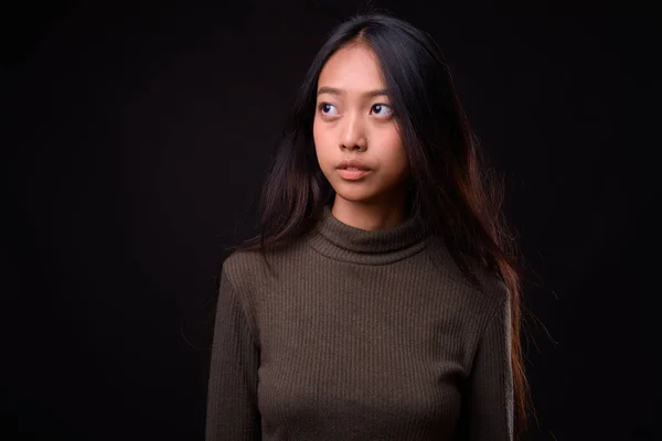 Estudio Disparo Joven Hermosa Mujer Asiática Con Jersey Cuello Alto —  Fotos de Stock