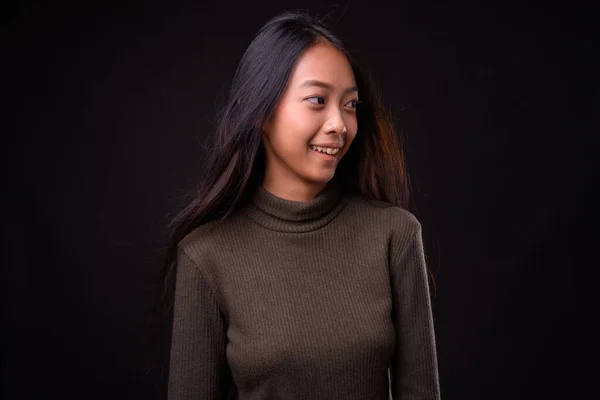 스튜디오에서는 배경에 터틀넥 스웨터를 아름다운 아시아 여성의 촬영되었다 — 스톡 사진