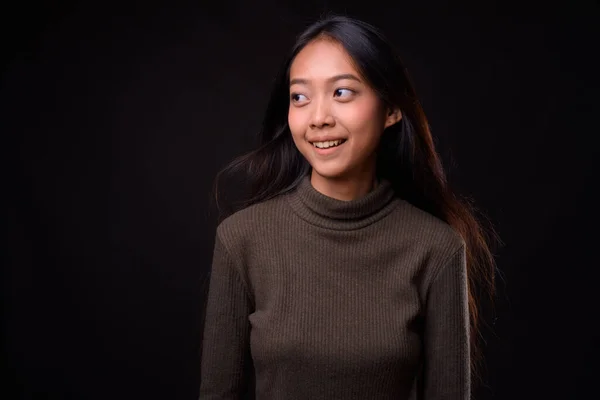 스튜디오에서는 배경에 터틀넥 스웨터를 아름다운 아시아 여성의 촬영되었다 — 스톡 사진