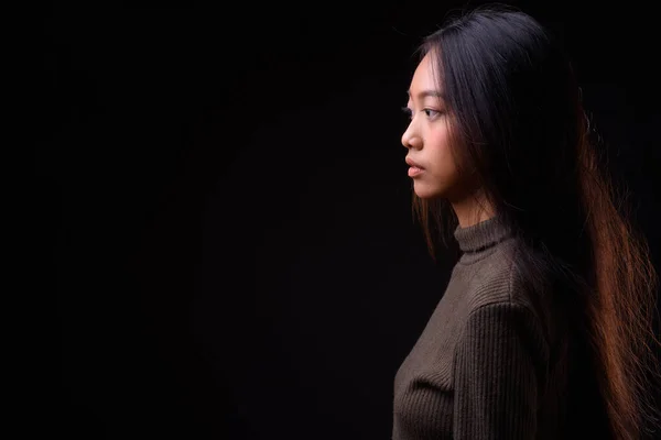 Studio Skott Ung Vacker Asiatisk Kvinna Bär Polotröja Mot Svart — Stockfoto