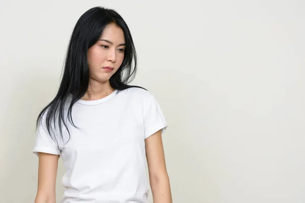 Estudio Disparo Joven Hermosa Mujer Asiática Sobre Fondo Blanco — Foto de Stock