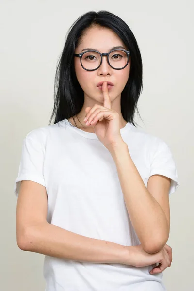 Studio Skott Ung Vacker Asiatisk Nörd Kvinna Bär Glasögon Mot — Stockfoto