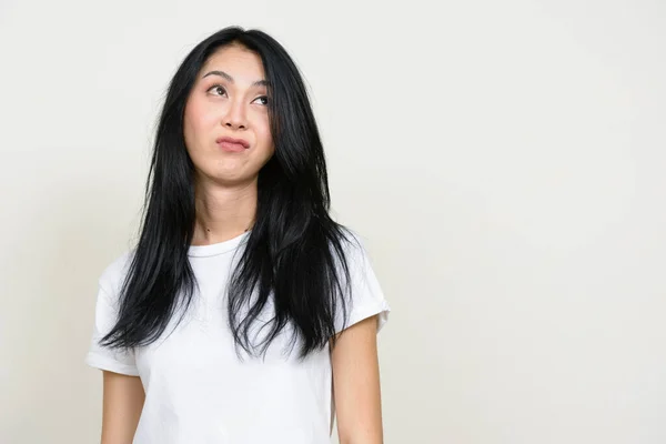 Studio Shot Van Jonge Mooie Aziatische Vrouw Tegen Witte Achtergrond — Stockfoto