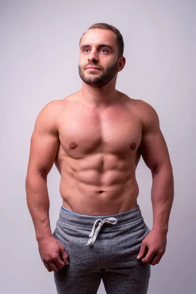 Estúdio Tiro Homem Barbudo Muscular Sem Camisa Contra Fundo Branco — Fotografia de Stock