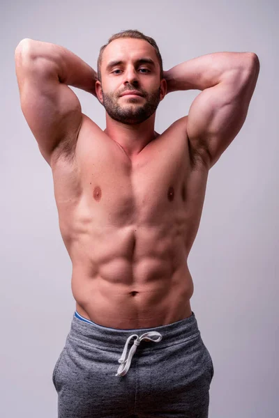 Estúdio Tiro Homem Barbudo Muscular Sem Camisa Contra Fundo Branco — Fotografia de Stock