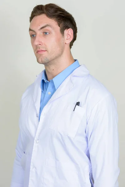 Στιγμιότυπο Από Νεαρό Όμορφο Άνδρα Γιατρό Κυματιστά Μαλλιά Λευκό Φόντο — Φωτογραφία Αρχείου