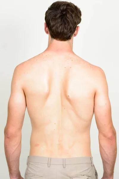 Beyaz Arka Planda Dalgalı Saçlı Yakışıklı Kaslı Bir Adamın Stüdyo — Stok fotoğraf
