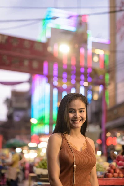 Porträtt Ung Vacker Asiatisk Turist Kvinna Utforska Chinatown Bangkok Stad — Stockfoto