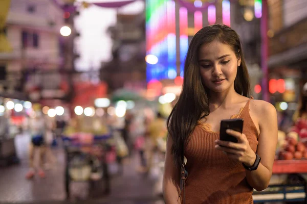 Porträtt Ung Vacker Asiatisk Turist Kvinna Utforska Chinatown Bangkok Stad — Stockfoto