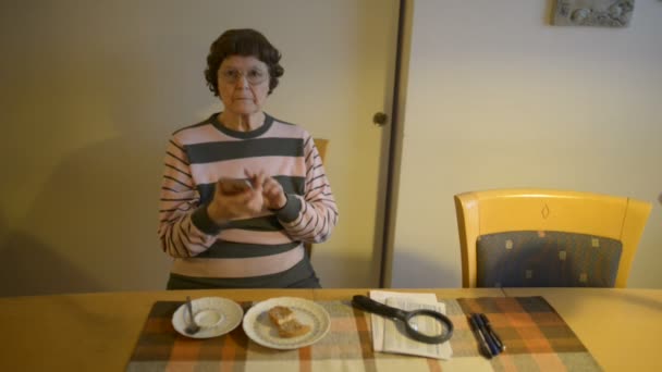 Mulher sênior bonita falando ao telefone em casa — Vídeo de Stock