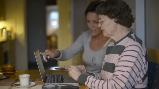 Córka uczy matkę używania laptopa i popełniania błędów — Wideo stockowe