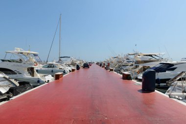 MALAGA, İspanya - 7 Eylül 2016: Puerto Marina, Benalmadena, İspanya. Puerto Marina, Endülüs 'ün lüks bölgesi Costa del Sol' dur.
