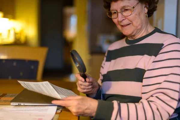 Porträtt Vacker Äldre Kvinna Med Kort Lockigt Hår Matsalen Hemma — Stockfoto