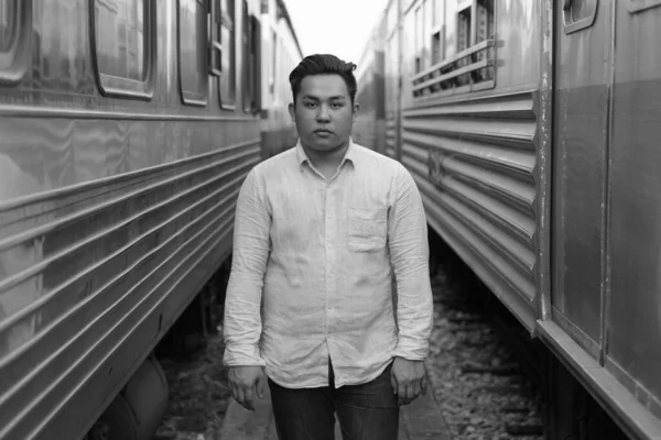 Retrato Jovem Bonito Excesso Peso Filipino Turista Estação Ferroviária Preto — Fotografia de Stock