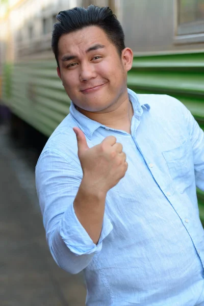 Retrato Jovem Bonito Excesso Peso Filipino Turista Estação Ferroviária — Fotografia de Stock