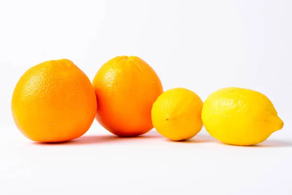 Estúdio Tiro Laranjas Limões Contra Fundo Branco — Fotografia de Stock