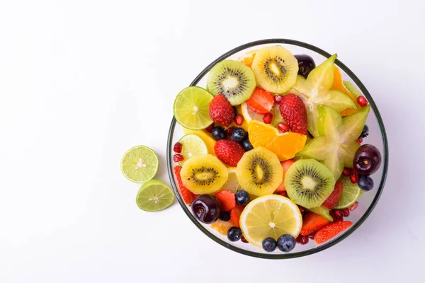 Różne Pyszne Owoce Serwowane Szklanej Misce Białym Tle — Zdjęcie stockowe