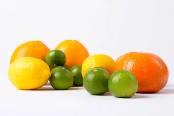 Estúdio Tiro Frutas Cítricas Sortidas Contra Fundo Branco — Fotografia de Stock